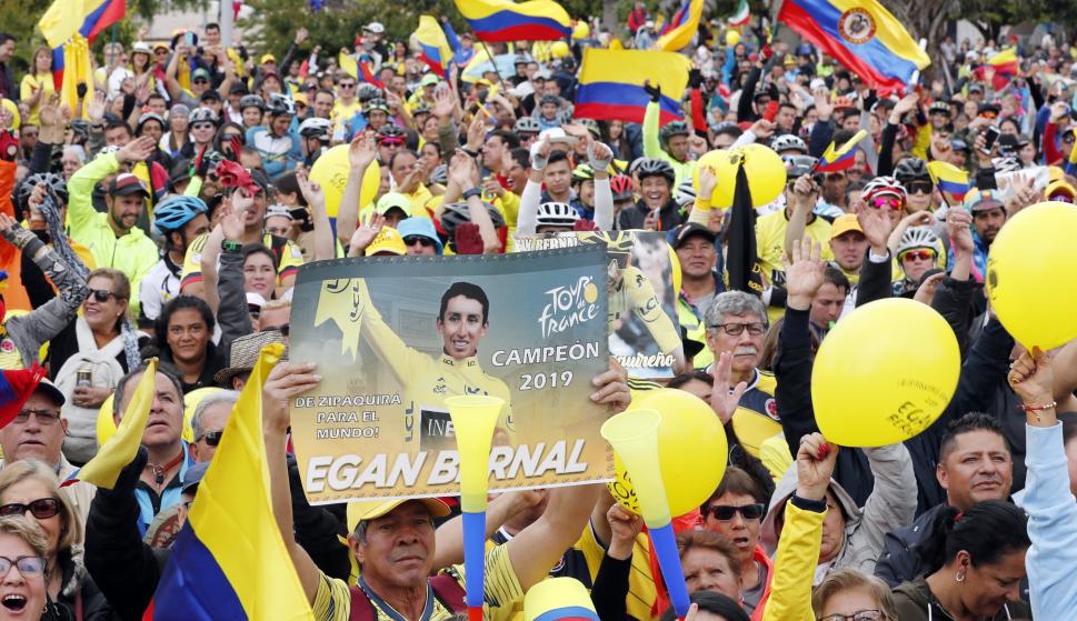 Aficionados al ciclismo celebran el paseo triunfal del colombiano Egan Bernal este domingo, en Zipaquirá. /EFE
