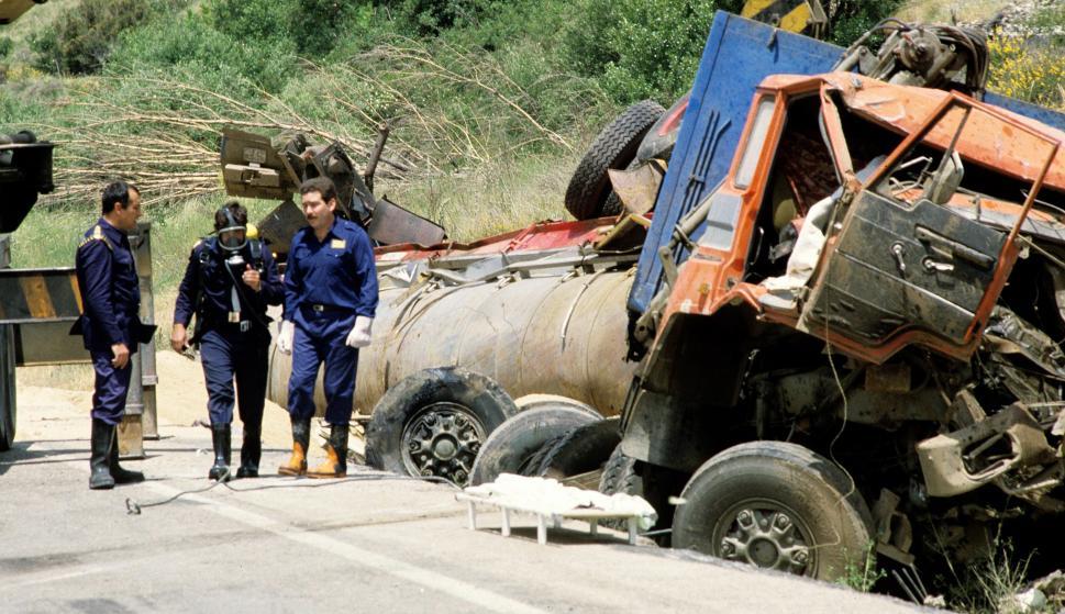 En la foto, tomada el 25/6/1986, bomberos con mascarillas en el lugar del accidente en el puerto de Somosierra. EFE/Angel Millan.