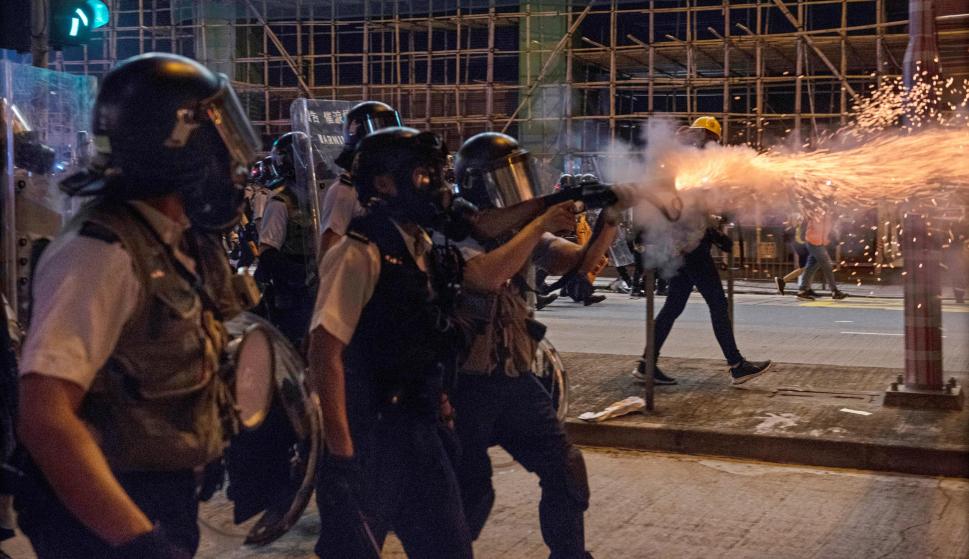 La policía dispara gases lacrimógenos para dispersar a los manifestantes en Sham Shui Po, Hong Kong. /EFE