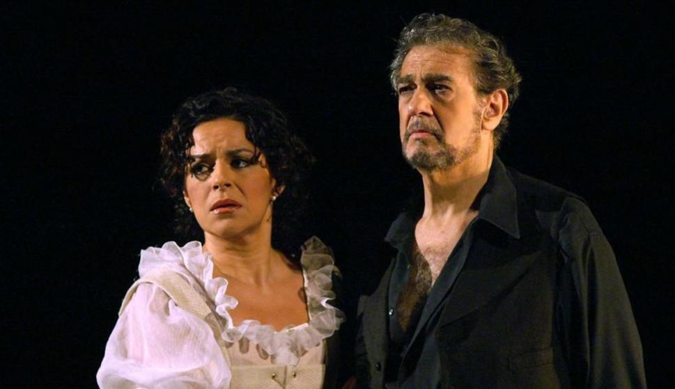 Nancy Fabiola Herrera con Plácido Domingo, en una actuación en Madrid en el 2006. / EFE / JAVIER DEL REAL