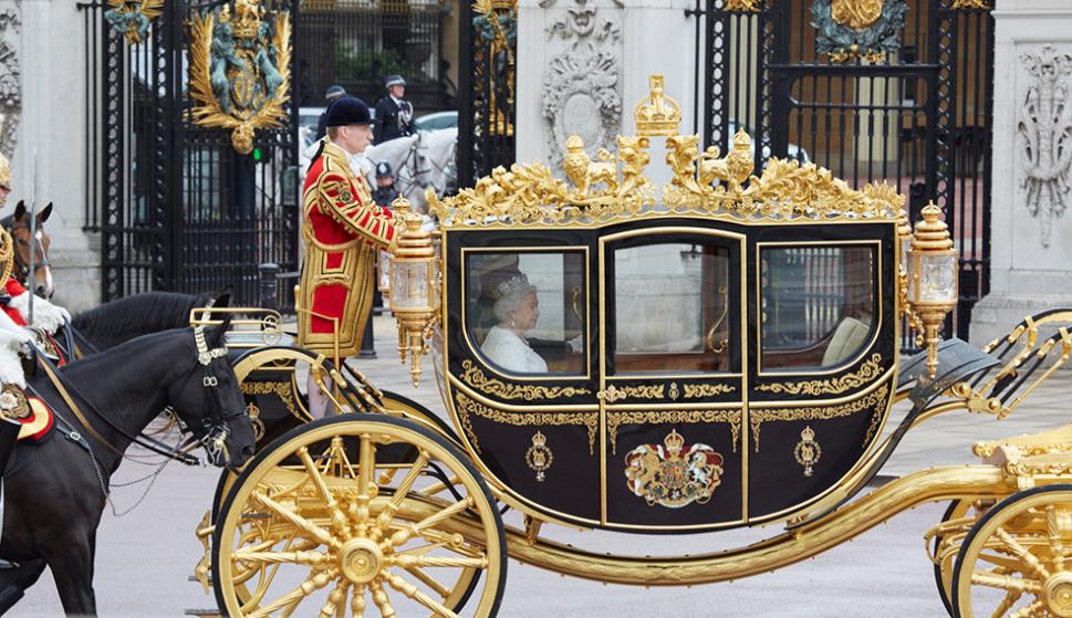 La Reina Isabel II de Inglaterra durante la ceremonia de apertura del Parlamento. /rct.uk