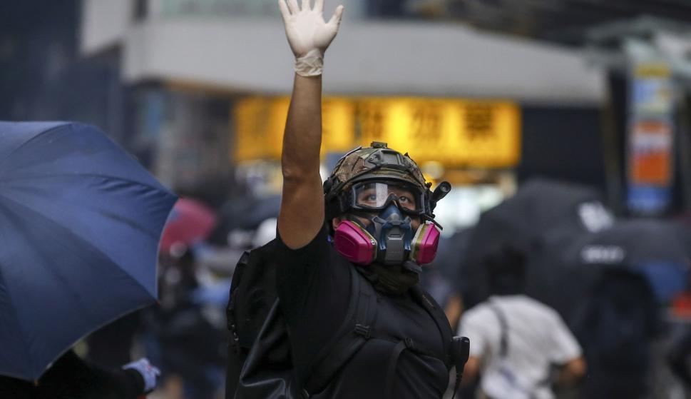 Un manifestante hace gestos durante una manifestación contra la ley que prohíbe las máscaras en Hong Kong. /EFE