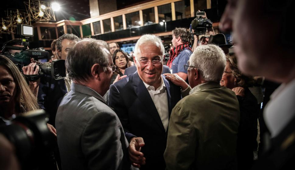 El primer ministro portugués y secretario general del Partido Socialista Antonio Costa (C) llega a un hotel en Lisboa, donde seguirá los resultados de las elecciones. /EFE