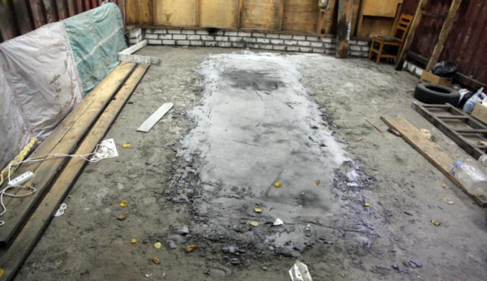 El garaje con la plancha de hormigón bajo la que se halló el cadáver. /Bryansk.sledcom.ru