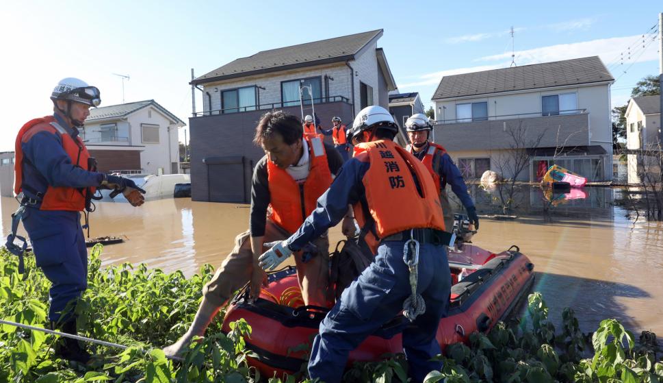 Trabajos de rescate en áreas inundadas en Kawagoe, prefectura de Saitama, Japón, el 13 de octubre de 2019. /EFE/EPA/JIJI PRESS