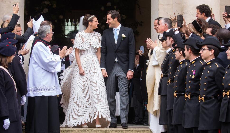 El príncipe Jean-Christophe Napoleón y la condesa Olympia Arco-Zunneberg tras la boda en Saint-Louis-des-Invalides en París, Francia, el 19 de octubre de 2019. /EFE / EPA / CHRISTOPHE PETIT TESSON
