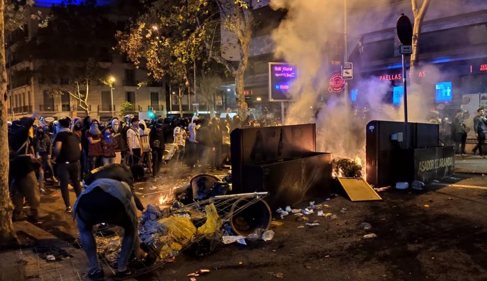 Un grupo de manifestantes en Barcelona enciende una barricada. /Europa Press