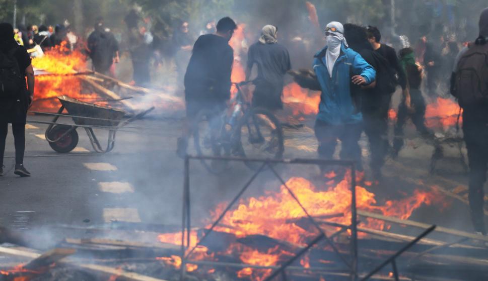 Manifestantes queman objetos durante una protesta contra el incremento del precio en los billetes del metro. /EFE