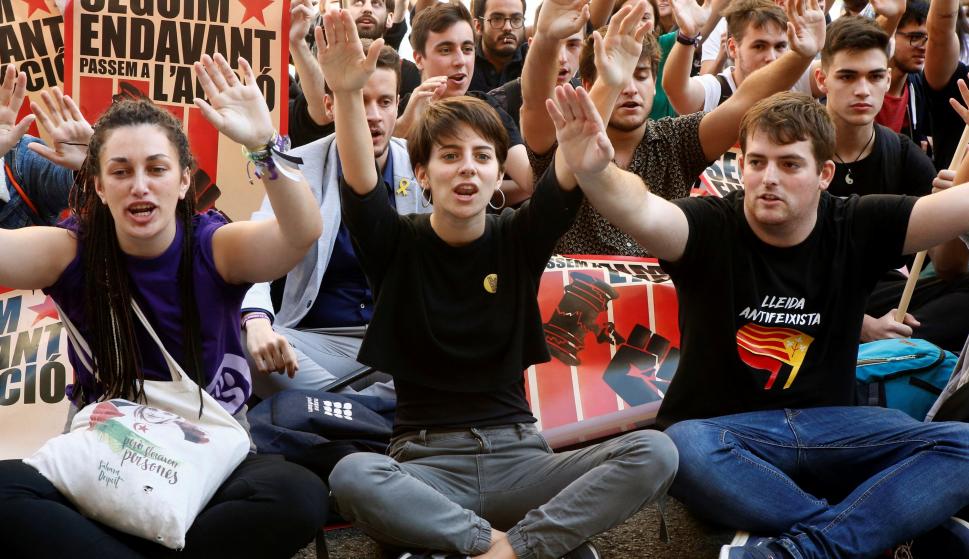 Las juventudes de ERC participan en una manifestación junto a la sede de la Jefatura Superior de Policía en Barcelona, con la participación de la diputada de ERC en el Congreso Marta Rosique (c). /EFE/Quique García