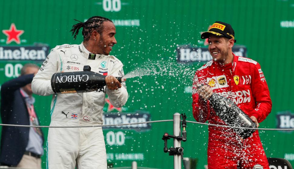 El británico Lewis Hamilton (i) de Mercedes celebra al ganar el Gran Premio de México de Fórmula Uno con al alemán Sebastian Vettel. /EFE/José Méndez