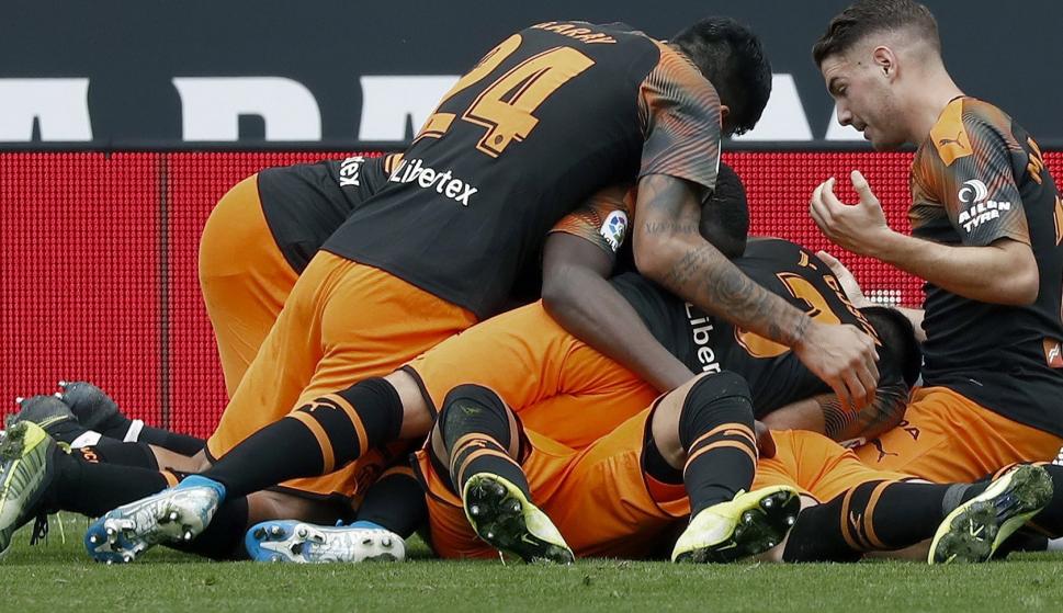 Los jugadores del Valencia celebran el segundo gol del equipo marcado por Maxi Gómez, en la victoria ante el RCD Espanyol. /EFE/ Andreu Dalmau