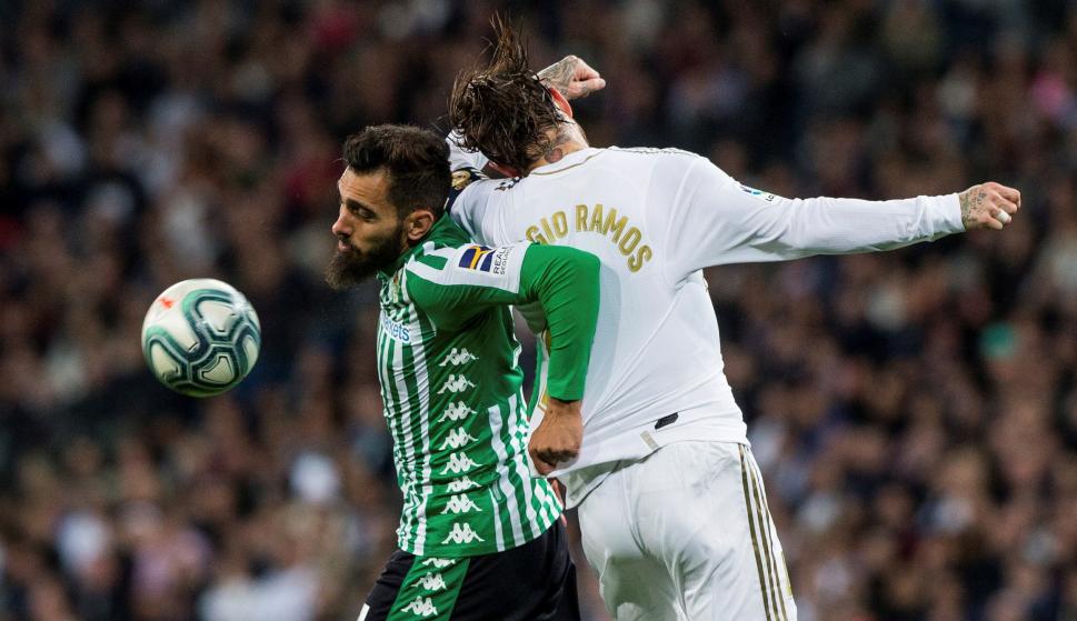 El defensa del Real Madrid Sergio Ramos (d) lucha con Borja Iglesias, del Real Betis. /EFE/Rodrigo Jiménez