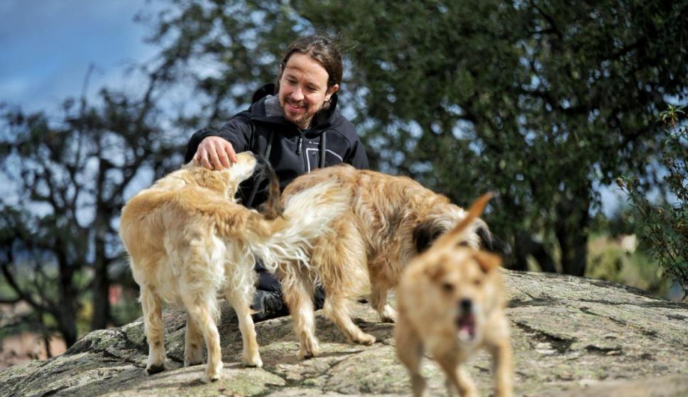 Pablo Iglesias paseando a sus perros. /@Pablo_Iglesias_