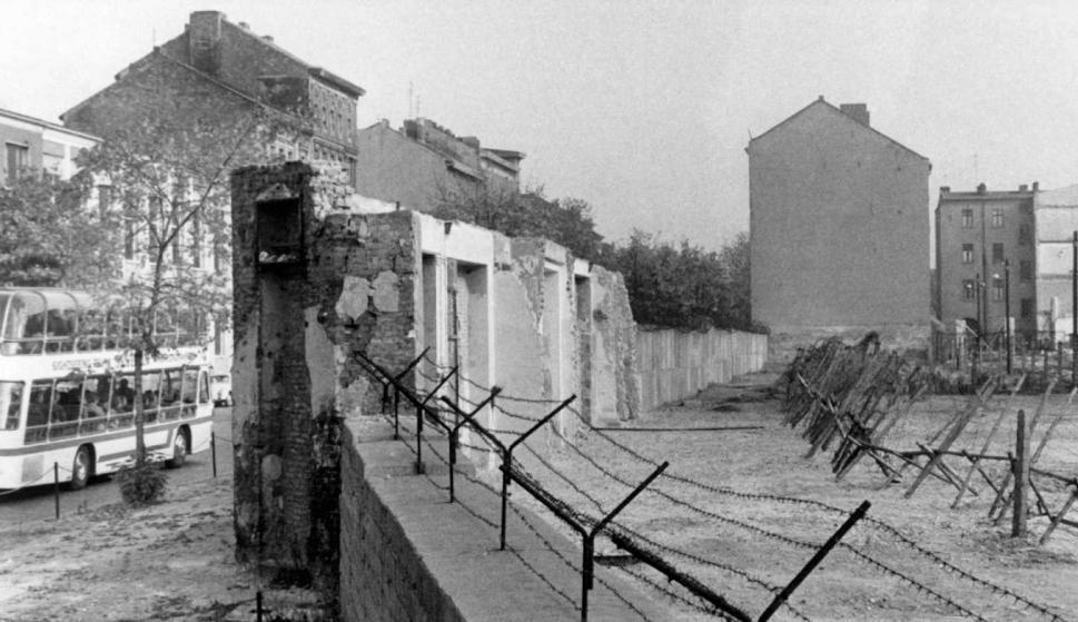 Fotografía de archivo tomada el 22 de agosto de 1965 que muestra el muro de Berlín en la calle Bernauer. /EFE/KONRAD GIEHR