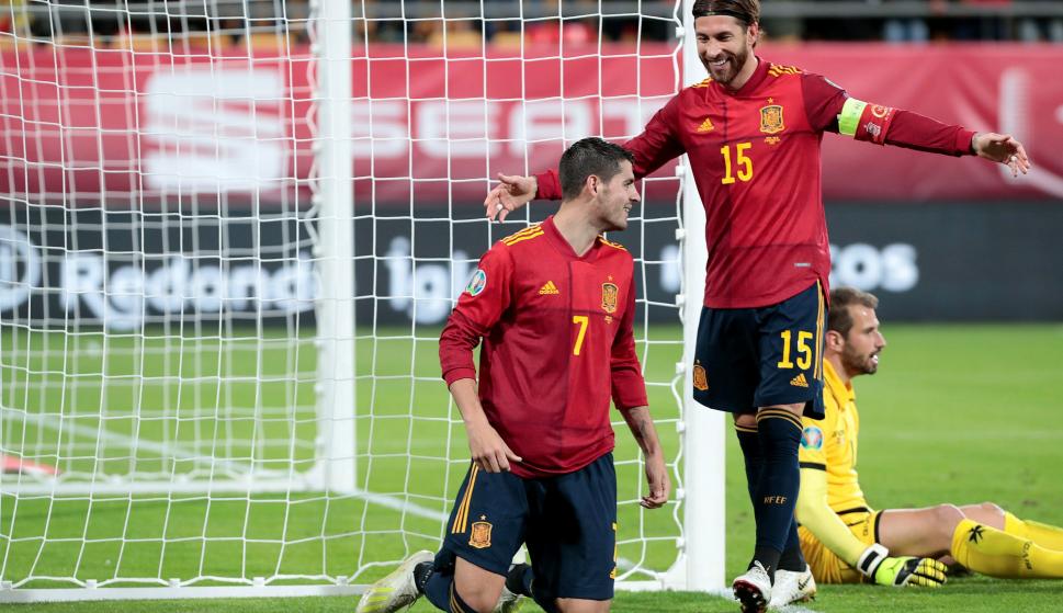 El capitán de la selección española Sergio Ramos (c) felicita a Álvaro Morata (i) tras marcar ante Malta. /EFE