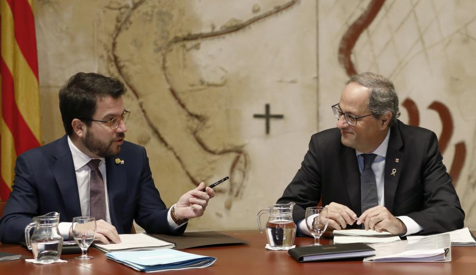 El presidente de la Generaliat, Quim Torra (d) habla con el vicepresidente del Govern y Conseller de Economía, Pere Aragonès (i) , durante la reunión semanal del ejecutivo catalán. /EFE