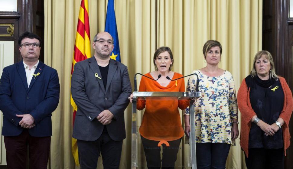 La expresidenta del Parlament de Catalunya, Carme Forcadell , acompañada de los miembros de la Mesa, Joan Josep Nuet (i) Lluis Guinó (2i) Anna Simó (2d) y Ramona Barrufet (d)./ EFE)