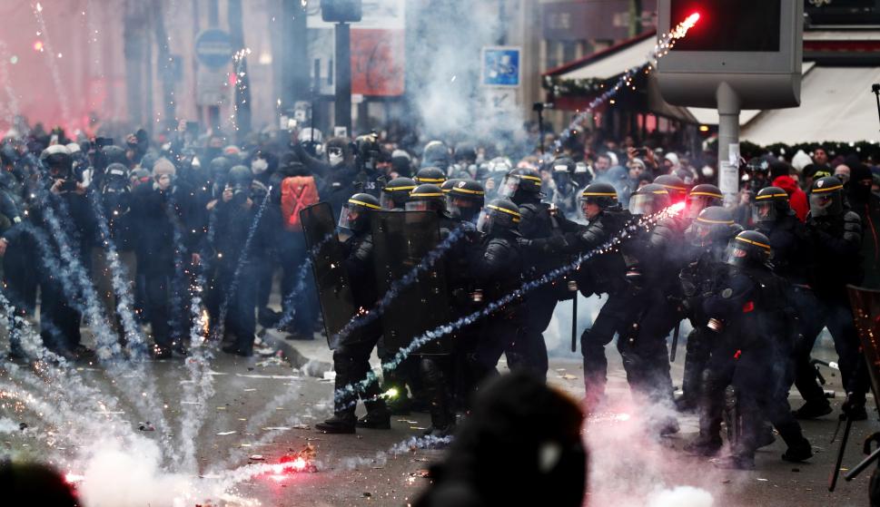 La policía antidisturbios choca con los manifestantes durante una manifestación contra las reformas de pensiones en París. /EFE