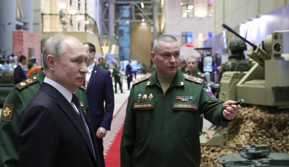 El presidente ruso Vladimir Putin recorre una exposición militar. /EFE