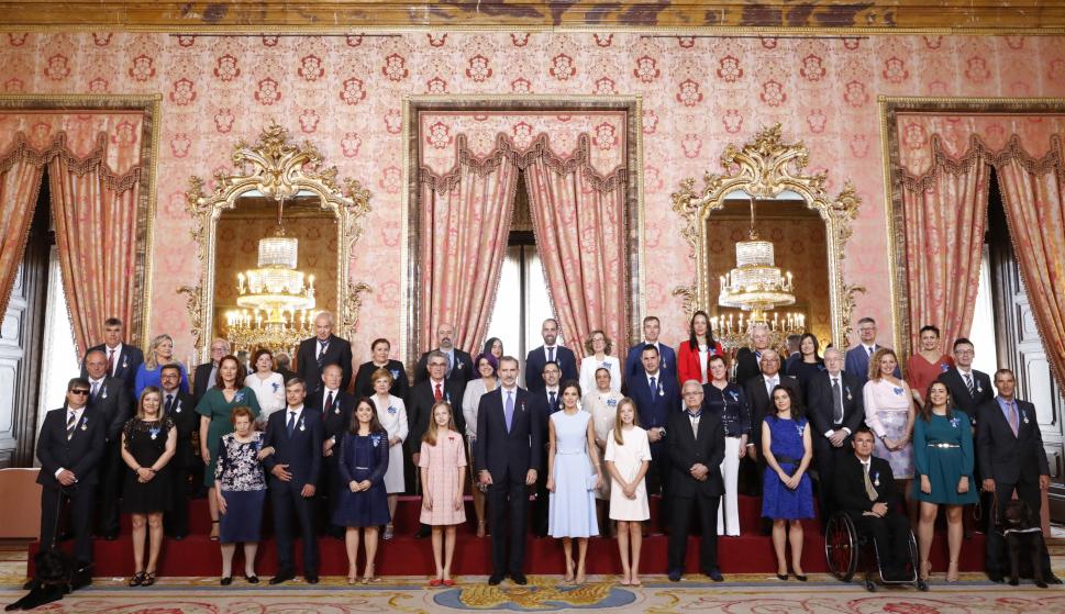 Los Reyes, la Princesa de Asturias y la Infanta Sofía con las 41 personas a las que se impusieron condecoraciones de la Orden al Mérito Civil. /Casa de S.M. el Rey