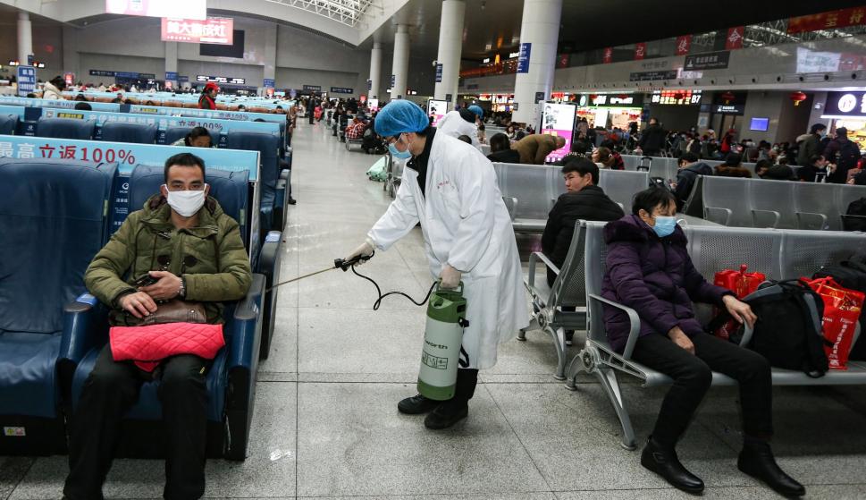 Un operario desinfecta una zona de espera para pasajeros en la estación de tren de Nanchang, en la provincia china de Jiangxi. /EFE