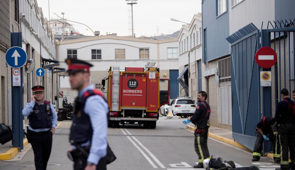 Varias dotaciones de bomberos acudieron a la zona del suceso en  en el polígono de Montsolís de la Verneda. /EFE