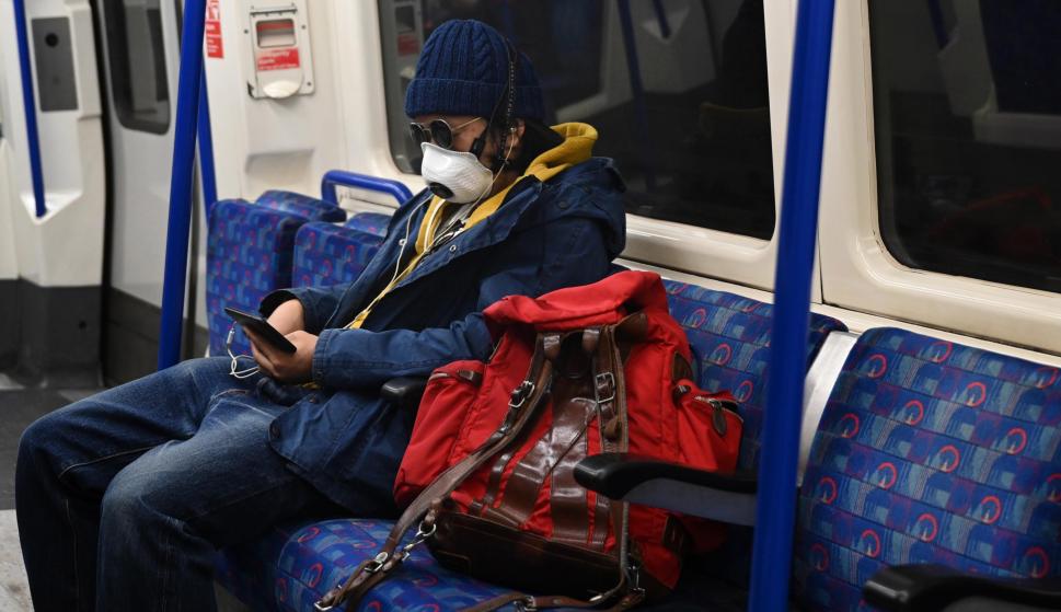 Un hombre con una máscara utiliza el metro de Londres el 14 de abril de 2020. /EFE/EPA/NEIL HALL