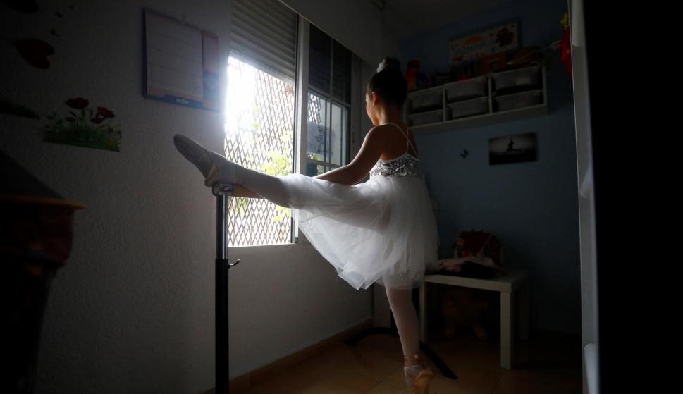 Una niña practica ballet en su casa de Córdoba durante la quinta semana de confinamiento decretado por la crisis del Covid-19. /EFE/Salas.
