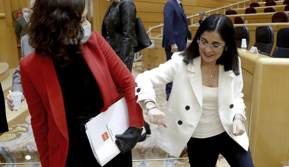 La presidenta de la Comunidad de Madrid, Isabel Díaz Ayuso (i) saluda con el codo a la ministra de Política Territorial, Carolina Darias (d). /EFE/ Ballesteros POOL