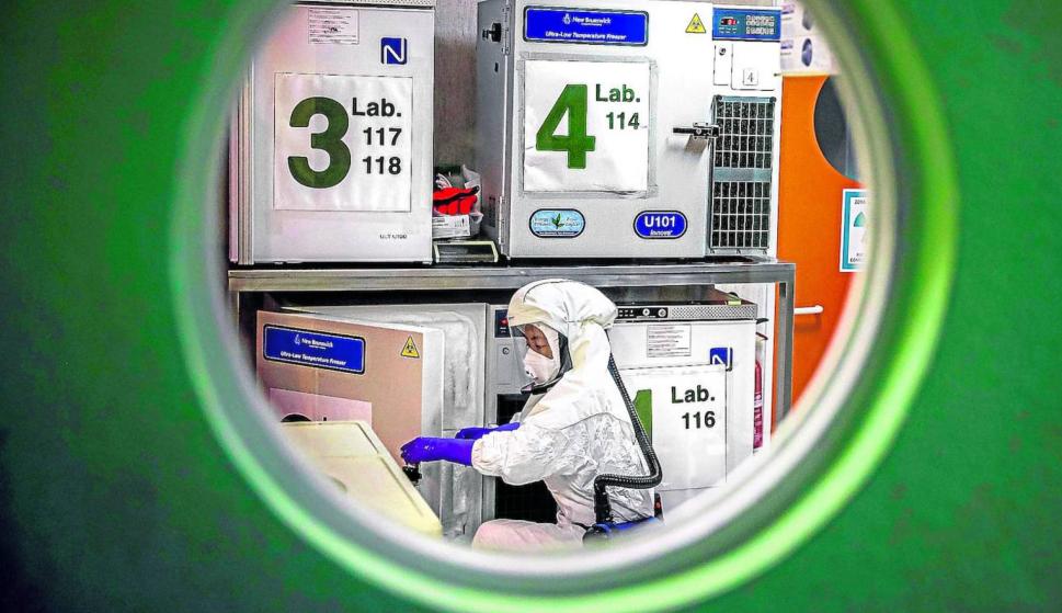 Un trabajador en el laboratorio de alta seguridad en el Centro Nacional de Biotecnología en Madrid. /EFE/ Emilio Naranjo
