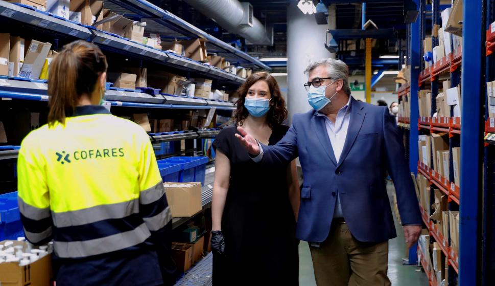 La presidenta de la Comunidad de Madrid, Isabel Díaz Ayuso (c), visita este miércoles las instalaciones de los almacenes de la distribuidora de medicamentos Cofares, en Móstoles. /EFE/ D.Sinova/Comunidad de Madrid/