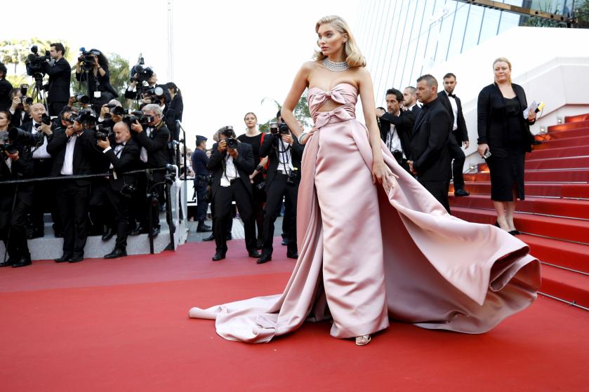 Vestidos con largas colas protagonizan Cannes