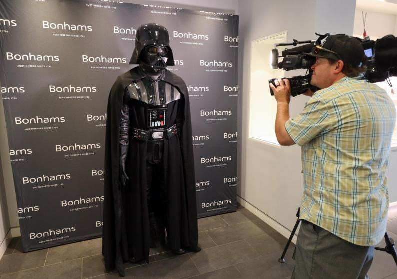 La prensa pudo observar el traje de Darth Vader que se venderá en Bonhams. /EFE/EPA/EUGENE GARCIA