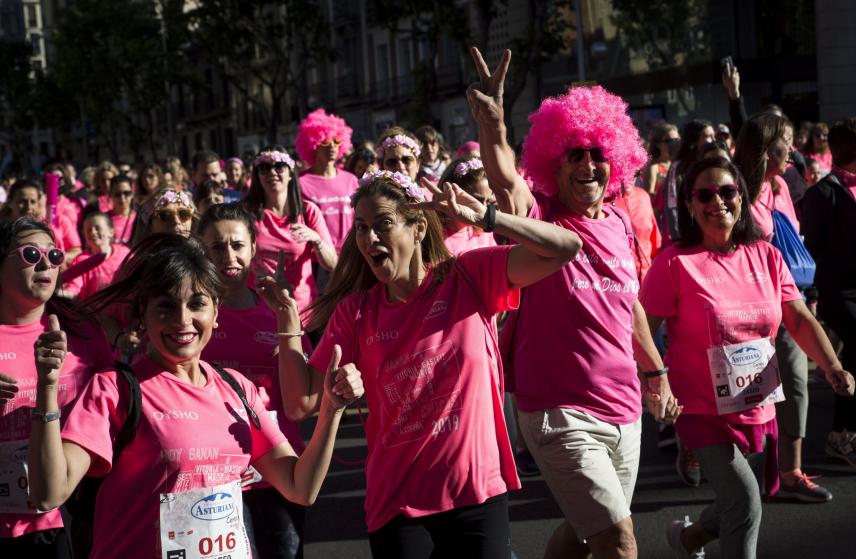 Una marea de 36.000 mujeres ha teñido este domingo de rosa las calles del centro de Madrid en la decimosexta edición de la Carrera de la Mujer. /EFE