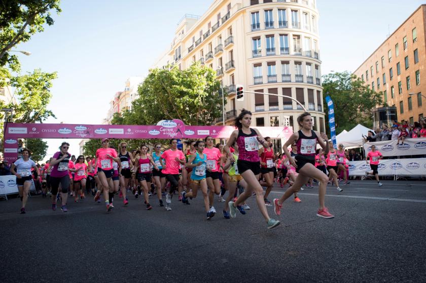 Una marea de 36.000 mujeres ha teñido este domingo de rosa las calles del centro de Madrid en la decimosexta edición de la Carrera de la Mujer. EFE/Luca Piergiovanni