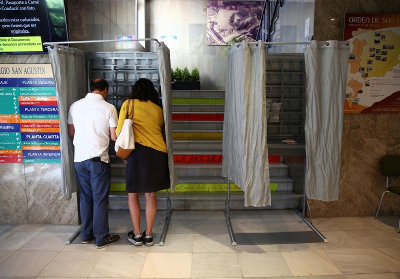 Los primeros ciudadanos en el colegio electoral San Agustín en Madrid comienzan a ejercer su derecho al voto. EFE/ Rodrigo Jiménez