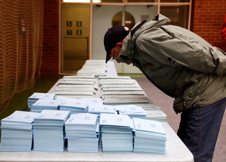 Un votante elige su papeleta en un colegio electoral del barrio Judimendi de Vitoria. / EFE/David Aguilar