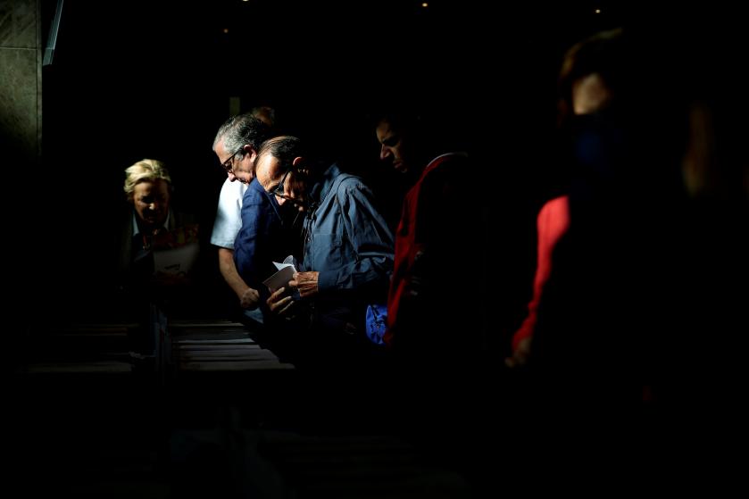 Los primeros ciudadanos en el colegio electoral San Agustín en Madrid comienzan a ejercer su derecho al voto. /EFE/ Rodrigo Jiménez