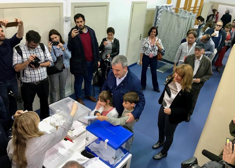 El candidato del PSC a la Alcaldía de Barcelona, Jaume Collboni, vota con sus sobrinos. /Europa Press