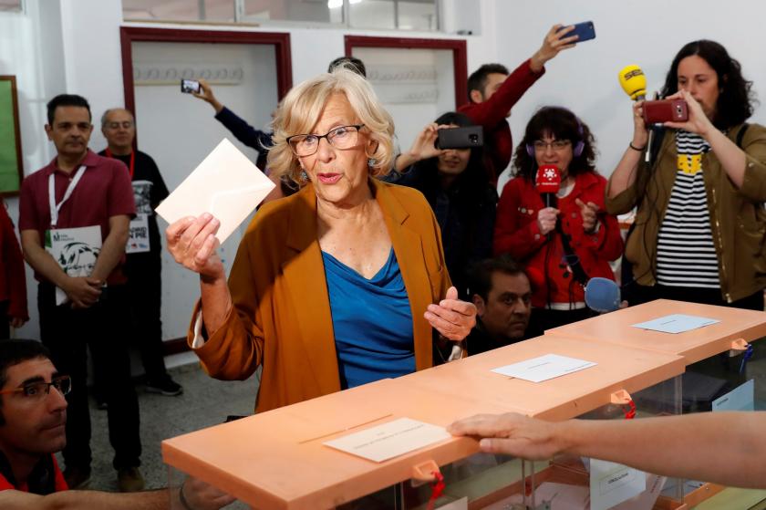 La alcaldesa de Madrid y aspirante a la reelección de Más Madrid, Manuela Carmena, ha ejercido su derecho al voto en el IES Conde de Orgaz de Madrid. EFE/Chema Moya