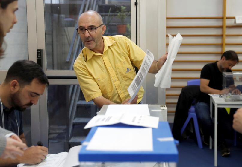 Un funcionario de Correos entrega el voto emitido por correo en la Escuela Mireia de Barcelona. /EFE/Toni Albir