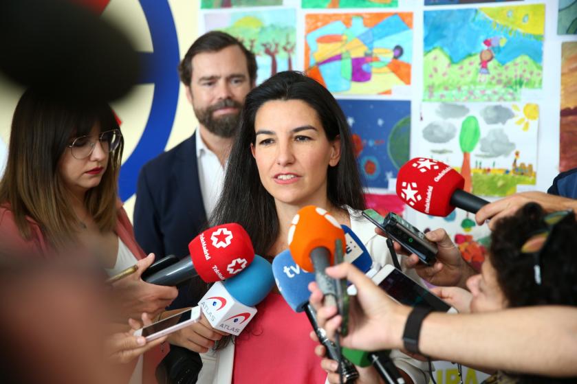 La candidata de Vox a la Comunidad, Rocío Monasterio, hace declaraciones a los medios de comunicación tras ejercer su derecho al voto en el Colegio San Agustín de Madrid. /EFE/Rodrigo Jiménez