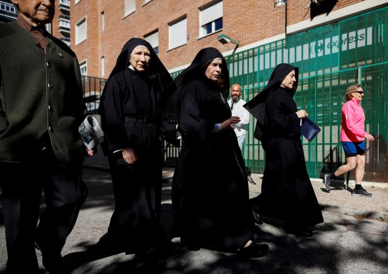 Un grupo de monjas acude a un centro de votación en el centro de Madrid. /EFE/David Fernández