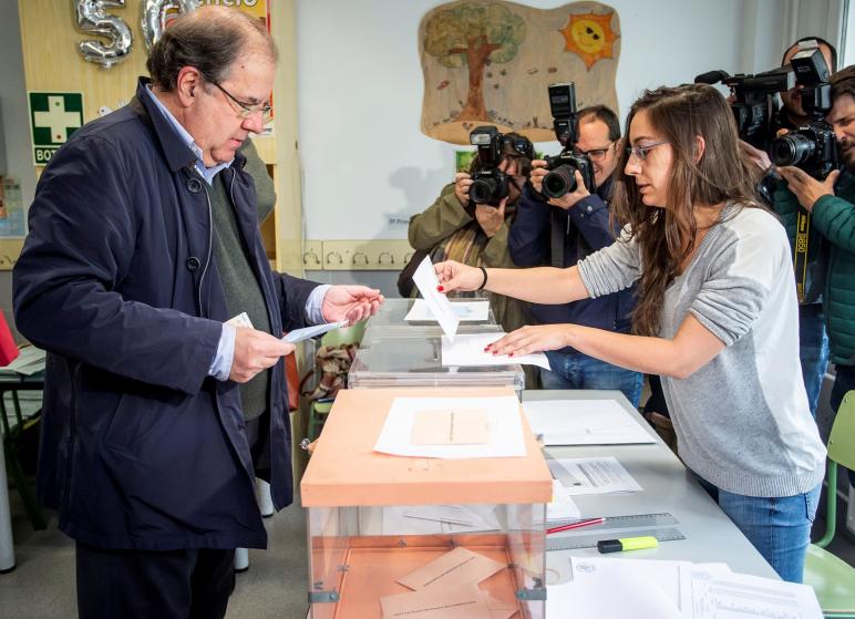 El presidente de la Junta de Castilla y León, Juan Vicente Herrera ,deposita su voto en el Colegio público Venerables de la capital burgalesa./EFE/Santi Otero