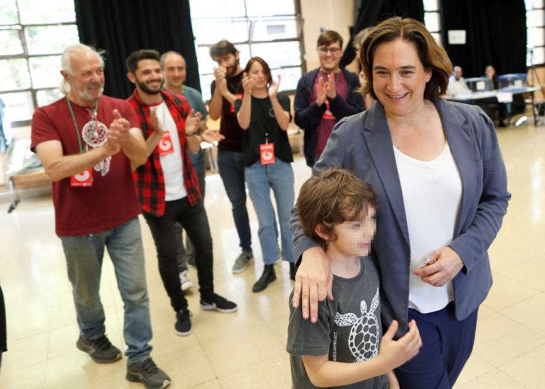 La alcaldesa y candidata de Barcelona en Comú a la reelección, Ada Colau, acude a votar acompañada por uno de sus hijos en Barcelona. EFE/Alejandro García