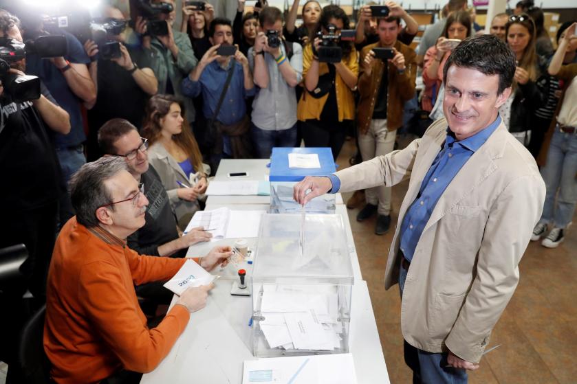 El ex primer ministro francés y candidato a la alcaldía de Barcelona Manuel Valls vota en el colegio Santa Miquel de Barcelona. /EFE
