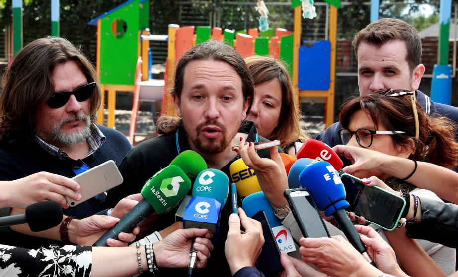 El líder de Podemos, Pablo Iglesias, hace declaraciones a los medios de comunicación tras votar en el Colegio Público La Navata de Galapagar. /EFE/Angel Díaz