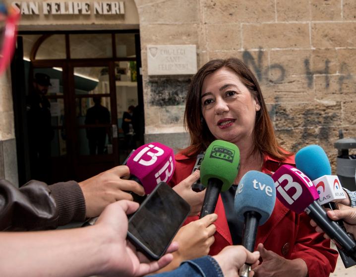 La actual presidenta del Govern Balear y candidata socialista al Govern Balear, Francina Armengol, tras votar en el centro de Palma. /EFE
