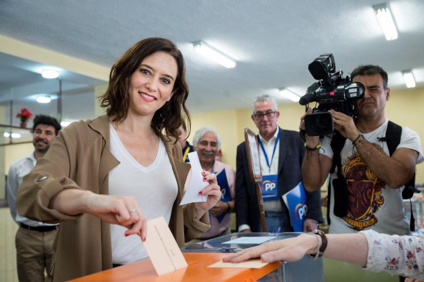 La candidata del PP a la Asamblea de Madrid, Isabel Díaz Ayuso, ejerce su derecho al voto. /EFE