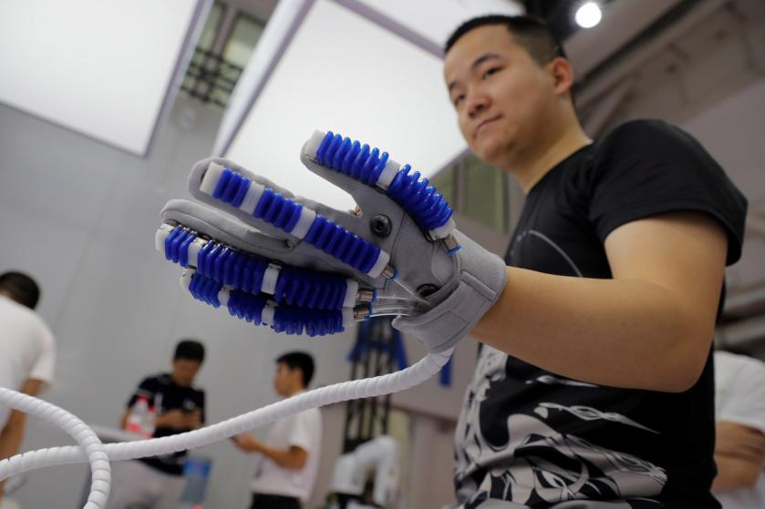 Un expositor muestra un guante de rehabilitación médica durante la conferencia World Robot 2019 en Beijing, China, el 20 de agosto de 2019. /EFE